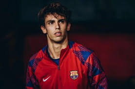 针尖对麦芒！维尼修斯比出＂15-0＂ 马竞球迷竖中