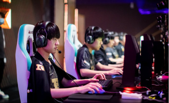 年轻选手在 年轻选手在